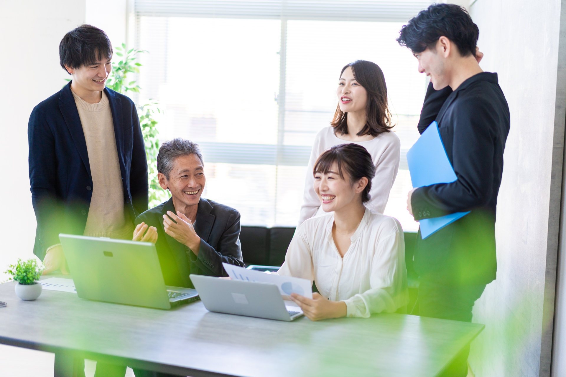 高級ホテルのラウンジで意見を交わす経営者たち