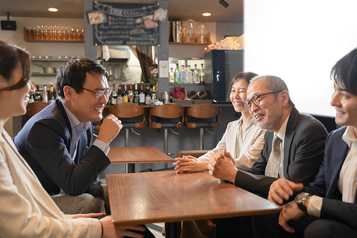 洗練されたラウンジでの経営者同士の交流